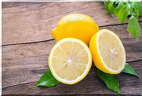 Lemon is an excellent home remedy for combating smelly armpits