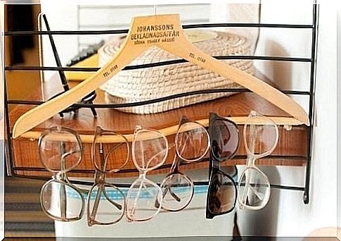 Glasses on hangers - keep your home organized