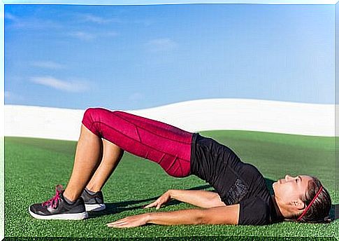 Woman exercising outside - strong abdominal muscles