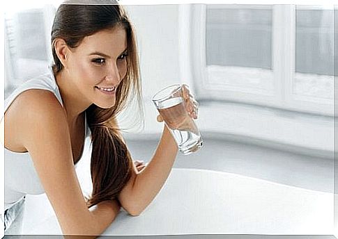 Woman drinking water - signs of fluid retention