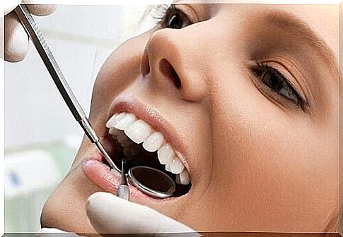 Woman at the dentist - signs of vitamin deficiency