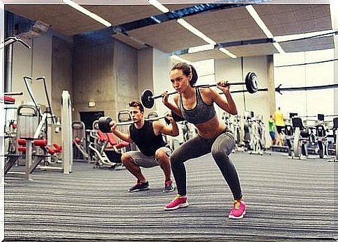 Couples lifting weights - Exercises for weight loss