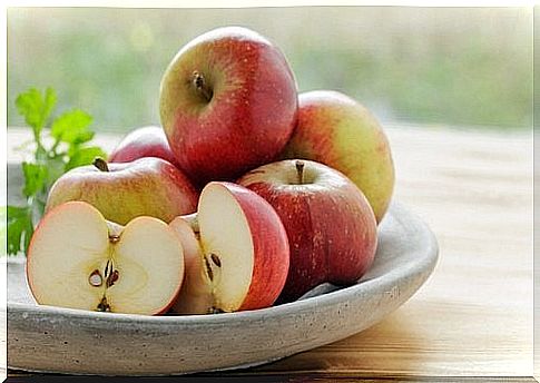 How to treat swollen gums with apples.