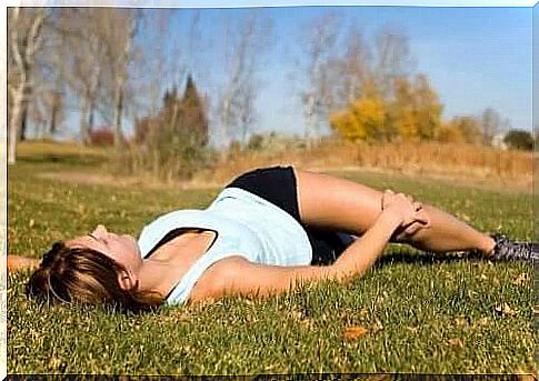 Woman doing recumbent, oblique abdominal bends