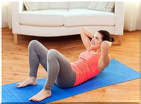 Woman exercises abdomen to also strengthen the spine