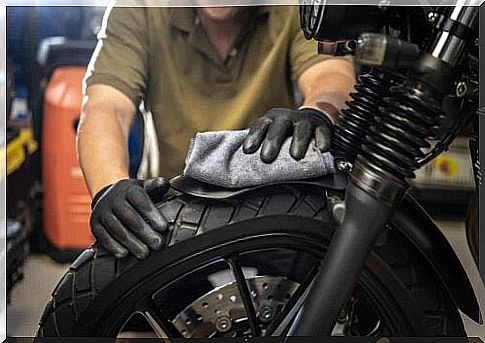 Someone who cleans a tire as part of motorcycle maintenance