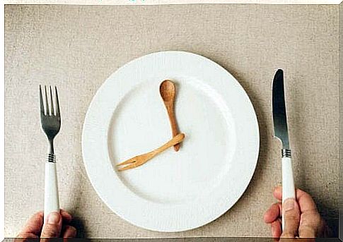 The plate with hands on as clock reminds us to eat less during lockdown