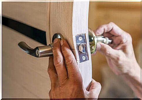 How to replace a door handle