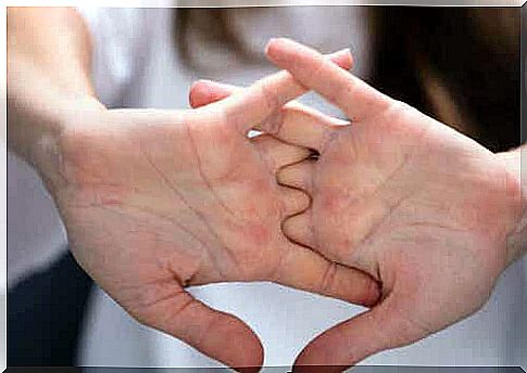 Person braids fingers and stretches them