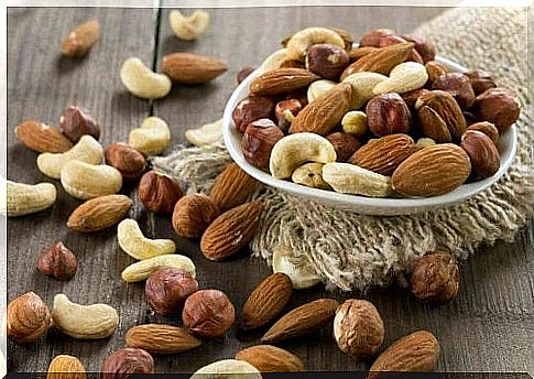 Nuts can be part of the yogurt diet