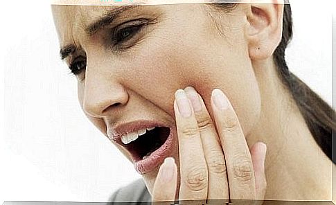 Woman with toothache - avoid amalgam fillings