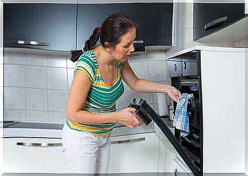 Woman in the process of cooking a pork comb